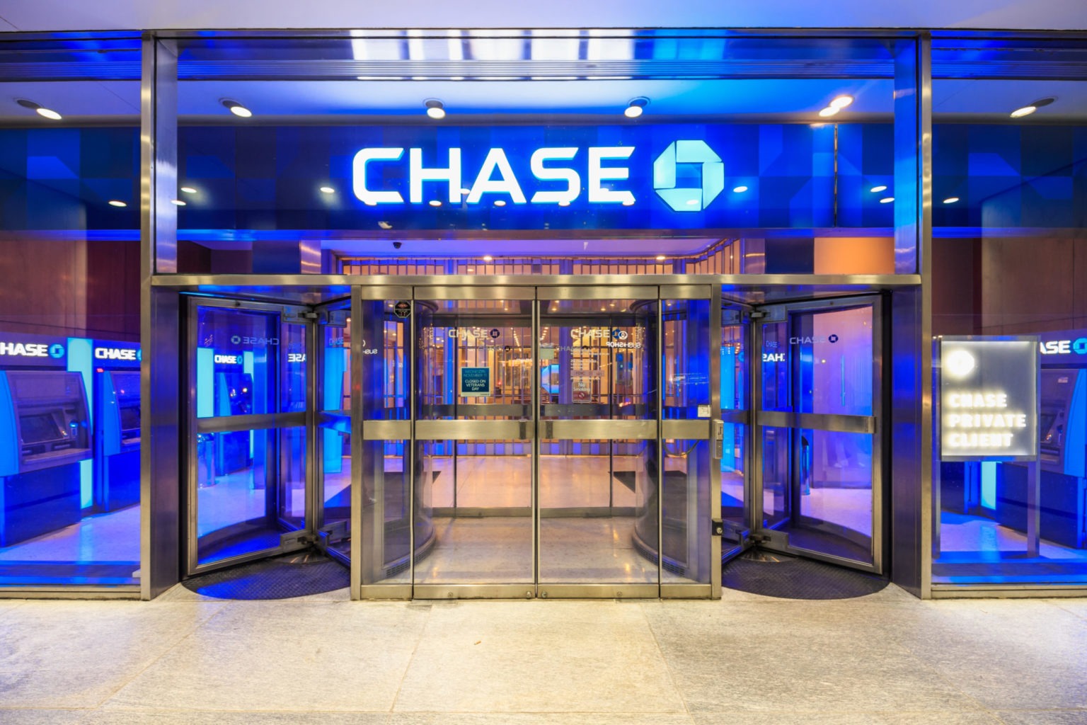 Американский банк chase. Chase Bank. Банк Chase Manhattan. Chase Bank USA. Chase Bank logo