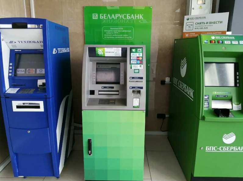 белорусские купюры в банкомате. снятие средств в терминале картой. комиссия 30 рублей из 15000 руб. карта в банкомате. сбербанк банкомат снятие наличных.